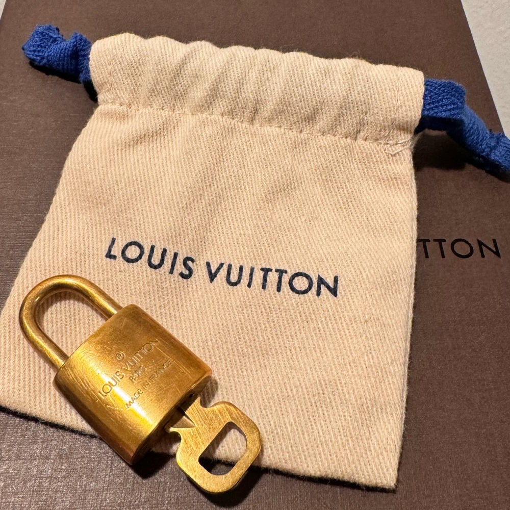 ❤️Louis Vuitton Lock & Key w/pouch❤️